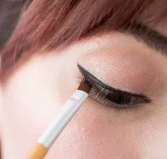 Long lasting eye liner makeup for oily skin Mattify cosmetics how to use black eyeshadow as liner brush to get the perfect cat eye looks sparkly eye shadow that is vegan natural mineral makeup products for acne prone skin and oily eye lids 