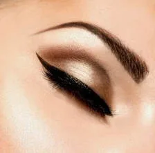 Cut crease eye shadow look sparkly brown eyeshadow for naked smoky eye long lasting eye makeup for oily skin eye lids by Mattify cosmetics natural mink nude eyeshadow for a classic look easy smokey eye with winged eye liner 