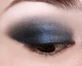 Navy blue eye shadow looks for winter alternative to black smoky eye natural makeup products for oily skin by Mattify cosmetics sparkly blue eye makeup long lasting eyeshadow 