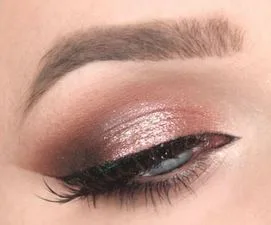 Sparkly pink eye shadow rose gold eye makeup for naked eyeshadow looks Mattify cosmetics long lasting eyeshadow for oily eye lids with built in primer for crease-free wear high pigment blendable products for oily skin all natural and cruelty free  